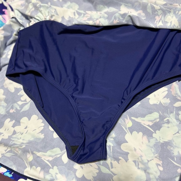 New xl one- piece swimsuit- perfect for summer, the pool, and more - Picture 5 of 10